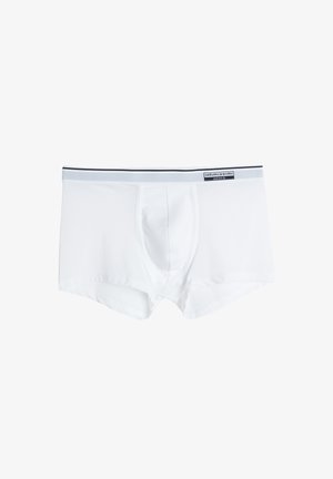 Białe męskie szorty bokserskie wykonane z gładkiego materiału, o dopasowanym kroju, krótkich nogawkach i czarno-białej elastycznej talii.