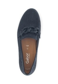 Donkergrijze schoen met een textuurstof bovenkant, ronde neus en een decoratieve zwarte ketting over de voorkant. Beschikt over een gevoerde binnenzool.