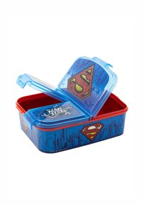 Superman-Thermos mit einem blauen Plastikdeckel und rotem Boden. Besitzt ein strukturiertes Design, das Superman-Logo und den Text "Man of Steel".