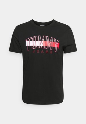 Zwart T-shirt met korte mouwen met de tekst "TOMMY JEANS" in vetgedrukte witte en rode letters over de borst.