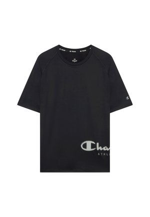 Zwarte sport T-shirt met korte mouwen en ronde hals, klein logo op de linker mouw en grote witte "Champion" tekst nabij de onderzoom.