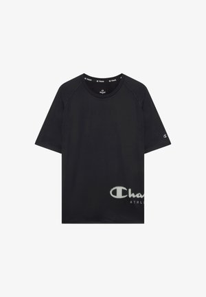 Zwarte sport T-shirt met korte mouwen en ronde hals, klein logo op de linker mouw en grote witte "Champion" tekst nabij de onderzoom.