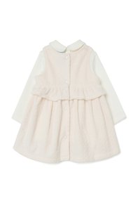 Babykleid mit langen weißen Ärmeln und Kragen, versehen mit einem weichen, gesteppte, hellrosa ärmellosen Überzug mit Druckknöpfen und Rüschendetails.