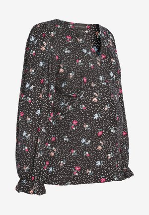 Blusa de maternidad en tela negra con un patrón floral en colores rosa y azul, con escote en V y mangas abullonadas con detalles de volantes.