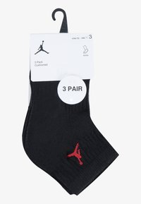 Mustad mustas sokkide kolmes pakis, millel on punane Jumpman logo, valmistatud pehmest materjalist mugavuse ja vastupidavuse tagamiseks.