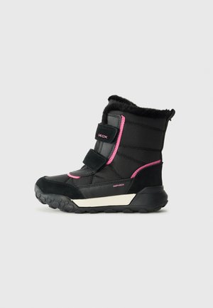 Botine negre de zăpadă cu accente roz, material sintetic, curele cu velcro, o guler din blană artificială și o talpă din cauciuc texturat pentru aderență.