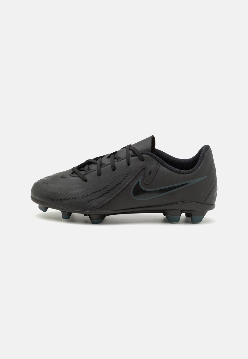 Schwarze synthetische Fußballschuhe mit strukturiertem Obermaterial, Schnürverschluss und kontrastierendem Logo. Mehrere runde Stollen für Traktion auf Rasen.