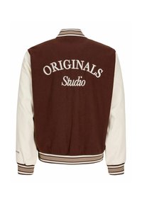 Brun og hvit varsityjakke med ribbestrikket krage og mansjetter; har brodert "ORIGINALS" og "Studio" på ryggen. Glatt tekstur.