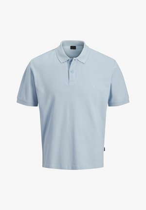 Lyseblå kortermet poloshirt med krage, to-knappers åpning og lite brodert logo på venstre bryst.