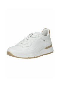 Hvid sneakers med en glat, læderlignende finish. Har perforerede detaljer, tonede snørebånd og en lysebrun gummiydersål.