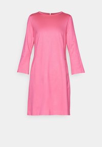 Robe rose vif à manches longues avec un col rond simple et des manches légèrement évasées, longueur genou, sur un fond uni.
