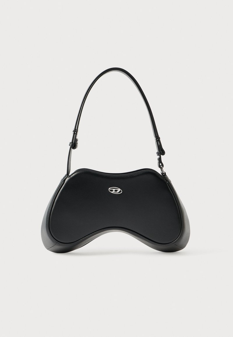 Czarna torebka z imitacji skóry z unikalnym zakrzywionym kształtem, krótkim uchwytem i srebrnym logo z przodu. Gładka faktura, minimalistyczny design.