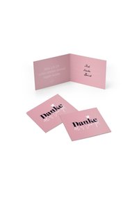 Rozā apsveikumu kartīšu komplekts, kas ietver divas kvadrātveida kartes ar vārdu "Danke" izteiksmīgā melnā tekstā. Iekšpusē, gaiši rozā, ar vietu rokrakstam.