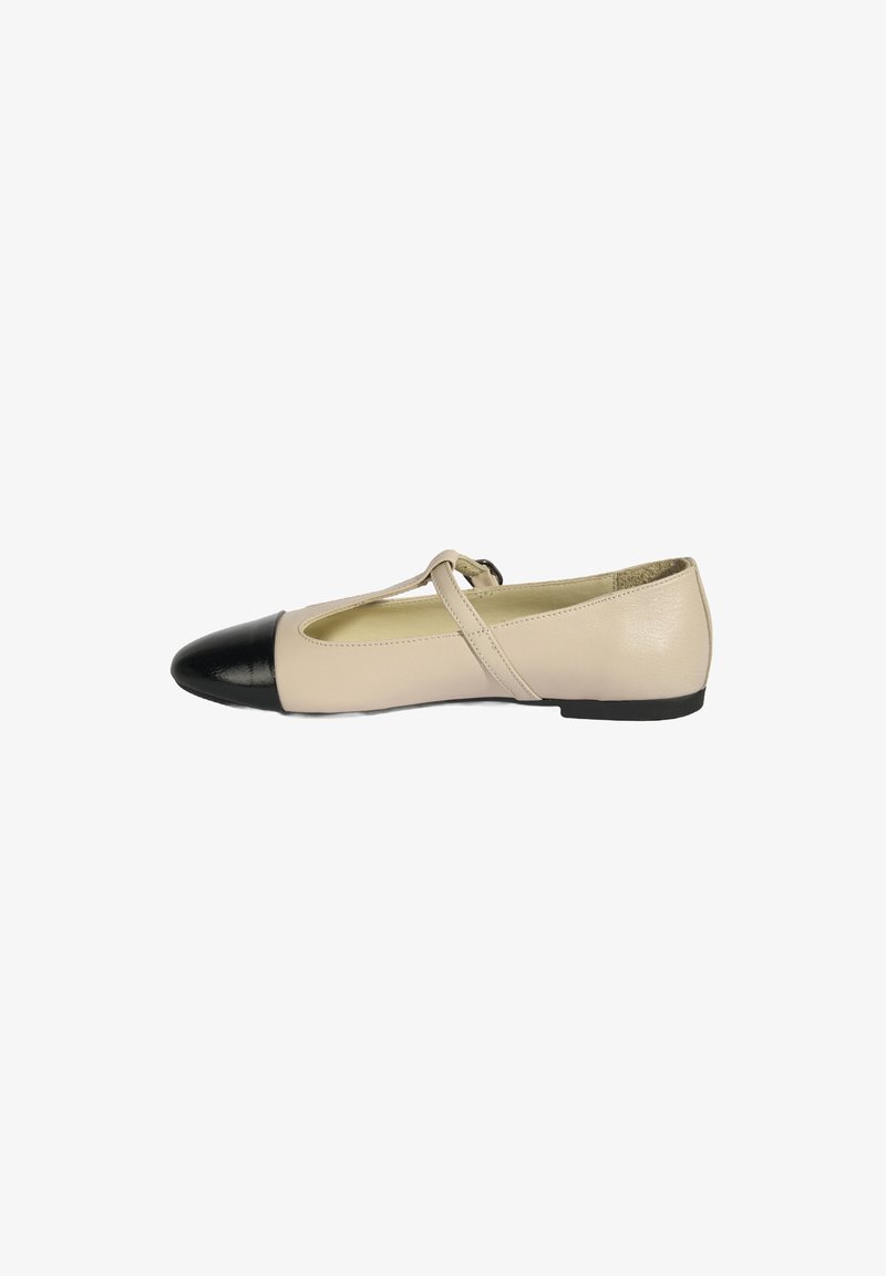 Beige Ballerinas mit einer schwarzen Lacklederzehe, die eine runde Form und ein T-Riemen-Design aufweisen. Aus glattem Leder und mit niedrigem Absatz.