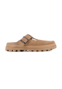 Scarpe slip-on in suede marrone con un dettaglio a fascia e fibbia, dotate di una suola in gomma testurizzata con treads pronunciati per una migliore aderenza.