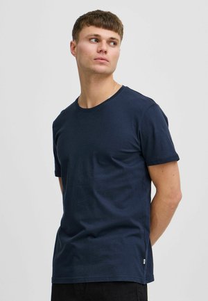 Marineblå bomulds t-shirt med rund hals og korte ærmer, med en lige pasform og et lille mærkeskilt på kanten.