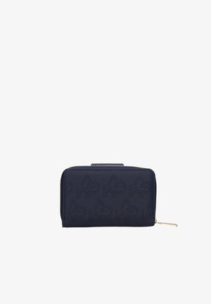 Marineblaue Brieftasche mit Rundum-Reißverschluss, perforiertem stilisiertem Buchstabenmuster und goldfarbenem Reißverschlussanhänger, rechteckige Form auf weißem Hintergrund.