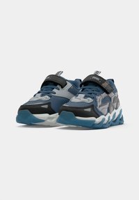Chaussures de sport bleues et grises avec des accents noirs, fabriquées en matériaux en mesh et synthétiques, avec une semelle épaisse et une bande Velcro pour un maintien sécurisé.