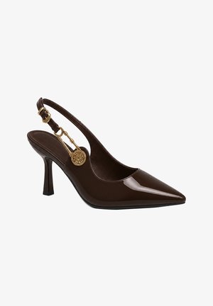 Décolleté slingback in pelle verniciata marrone scuro con tacco alto, punta appuntita e dettaglio decorativo con catena e fibbia dorata.