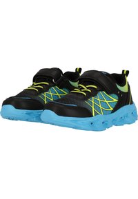 Svarte og blå atletiske sko med gule og grønne geometriske mønstre, blå såler, neon gule snørebånd og sorte velcro-stropper.