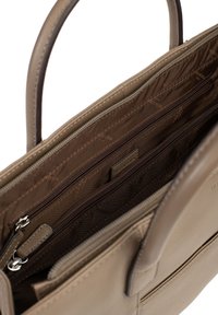 Beige leren handtas met twee bovenhandvaten, voorzien van meerdere binnencompartimenten, bruine stoffen voering en ritszakken.