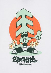 Grafisch ontwerp met een cartoonfiguur met een groene boomvormige kop, die een zonnebril draagt, zittend tussen gele bloemen op een witte achtergrond.