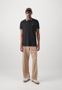 Lyle & Scott BRANDED TIPPED - Piké - jet black/white