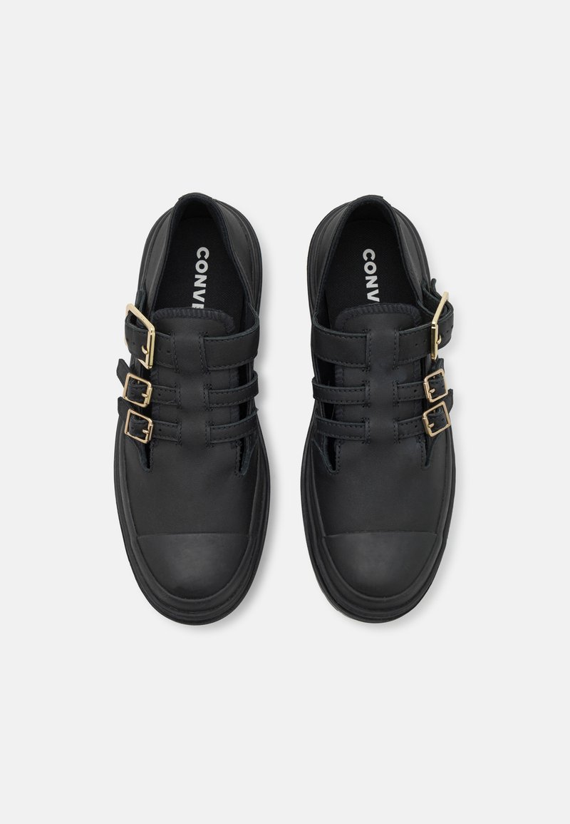 Czarne sneakersy z trzema regulowanymi paskami i złotymi akcentami z klamrami. Wykonane z gładkiego materiału, z okrągłym przodem i teksturowaną gumową podeszwą.