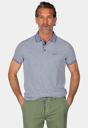 Grijs en blauw gestreepte polo met een knoopsluiting bij de kraag, korte mouwen en rode logodetail, gecombineerd met groene broek met trekkoord.