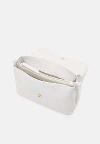 Vit läderclutch med en slät yta, guldhardware, dragkedjestängning högst upp och ett innerfack. Enkel, rundad form.