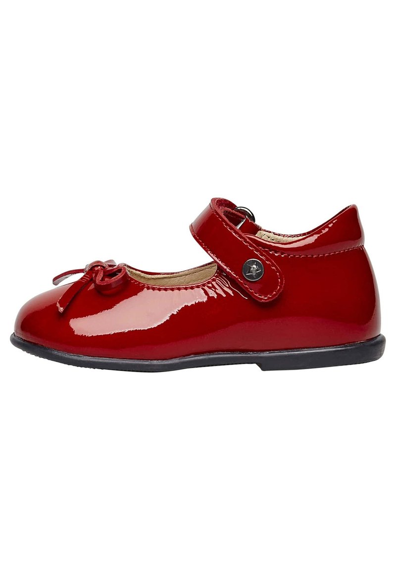 Zapato Mary Jane de charol rojo con punta redonda, lazo decorativo y correa ajustable con botón redondo para abrochar.