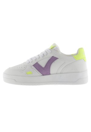 Zapatillas blancas con acentos de ante morado y detalles amarillos. Parte superior de cuero suave, puntera perforada y suela texturizada. Diseño con cordones.