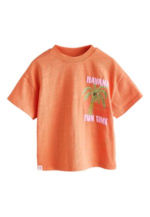 Maglietta arancione a maniche corte con grafica di palma verde e testo rosa "HAVANA FUN TIME" sul lato anteriore sinistro.