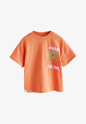 Oranje T-shirt met korte mouwen, met een groene palmbomengrafiek en roze tekst "HAVANA FUN TIME" aan de voorzijde links.