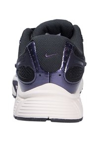 Vue arrière d'une chaussure de course Nike noire et bleu foncé avec une semelle blanche et un col de talon rembourré.