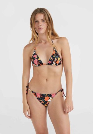 Bikini floreale con sfondo nero, decorato con fiori rosa e gialli. Il reggiseno ha un design triangolare e gli slip si annodano sui fianchi.