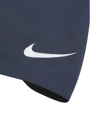 Marineblaues Nike-Bekleidungsstück mit einem weißen gestickten Swoosh-Logo. Der Stoff ist glatt, mit einer taillierten Passform und kurzen Ärmeln.