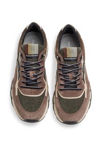 Sneakers con lacci, con una tomaia in suede marrone, tessuto verde testurizzato e accenti beige. Presentano una linguetta a motivo e una suola in gomma scura.