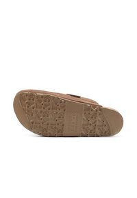 Hnedé semišové sandále s textúrovanou svetlohnedou gumovou podrážkou, ktorá má mriežkový vzor a vyvýšené akcenty pre lepšiu trakciu.