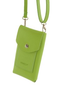 Grøn læder crossbody telefonpouch med tryklås og en frontlomme. Har en aftagelig strop og prægede logo på forsiden.