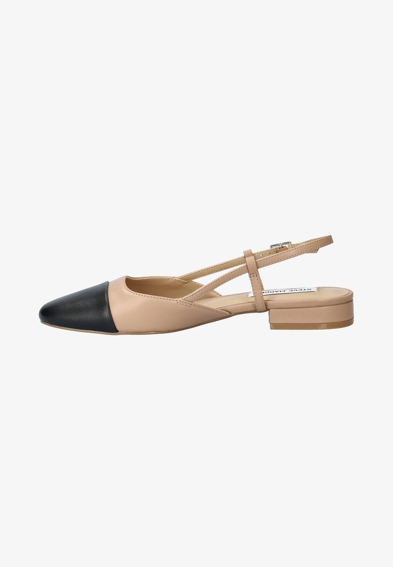 Chaussure à bride arrière bicolore beige et noire avec un bout pointu, un talon plat et un détail de sangle croisée. Texture en cuir lisse.