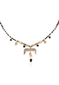 Collier coloré en perles avec des accents dorés et un pendentif central en forme d'oiseau. Comprend des pierres noires, des perles dorées texturées et des charms suspendus.