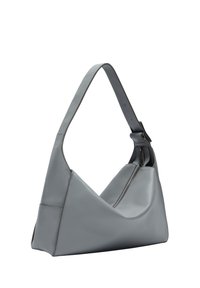 Torba typu hobo w szarym skórze o trójkątnym kształcie, zakrzywionym dnie, regulowanym pasku i zamknięciu na zamek błyskawiczny, z matowym wykończeniem i subtelnymi szwami.