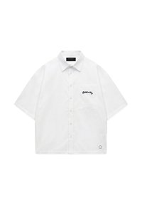 Chemise blanche à manches courtes, boutons, col, poche poitrine brodée "Reternity" et petit détail métallique près de l'ourlet.