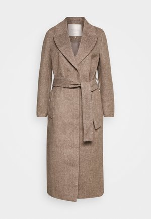 Langer brauner Wollmischmantel mit weitem Revers, tailliertem Gürtel und Seitentaschen, dargestellt vor weißem Hintergrund.
