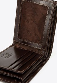 Bruine leren portemonnee met meerdere kaartsleuven, doorzichtige ID-venster en contrasterende stiksels. Geweven interieur met een subtiel logopatroon.