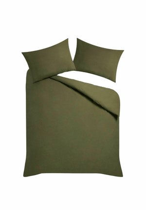 Set di biancheria da letto verde oliva con due cuscini e un piumone parzialmente piegato su sfondo bianco.