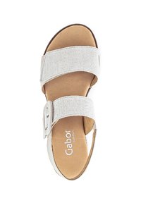 Witte sandalen met twee brede, gestructureerde banden en een zijsluiting. Gevoerde binnenzool met "Gabor comfort" branding; platte, flexibele zool.