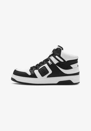 Teniska s vysokým členkom v čiernej a bielej farbe so šnúrkami, textúrovanými panelmi a výrazným štvorcovým logom s písmenom B na boku.