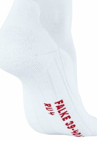 Weiße Sportsocke mit geripptem纹理 und rotem Logo. Das Design betont eine enganliegende Passform mit verstärktem Fersen- und Zehenbereich.